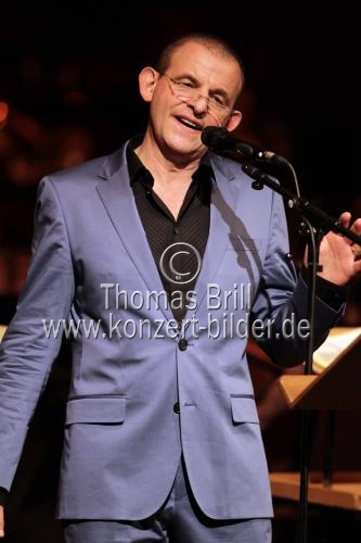 Deutsch-Französischer Schauspieler und Sänger Dominique Horwitz singt 